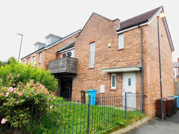 2 Bedroom Flat To Rent In Barmouth Walk, Hollinwood, Oldham, OL8