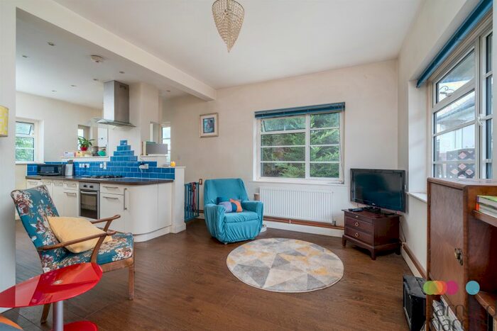 2 Bedroom Flat To Rent In Nether Street, London, N12