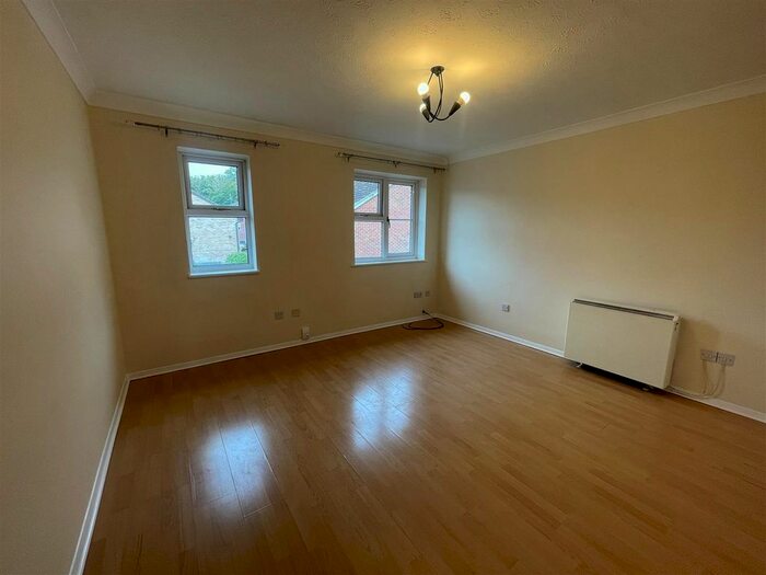 1 Bedroom Flat To Rent In Wingfield, Badgers Dene, Grays, RM17