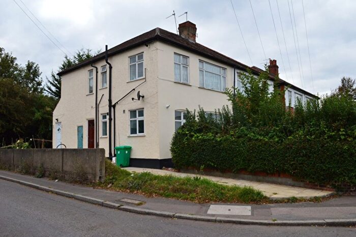 2 Bedroom Flat To Rent In Broadmead Road, Essex, IG8