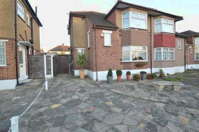 3 Bedroom End Of Terrace House To Rent In Roding Lane South, Ilford, IG4