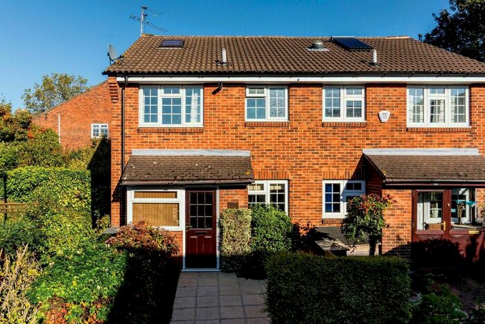 1 Bedroom Flat To Rent In St Peter's Close, Earlsfield, London, SW17