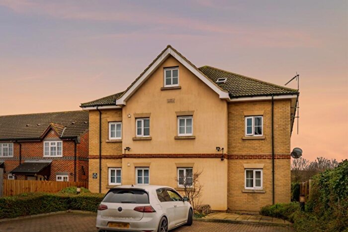 2 Bedroom Flat For Sale In Walsingham Close, Bedford, MK42
