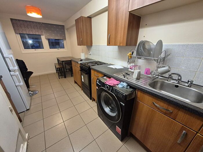 2 Bedroom Flat To Rent In Lulworth Court, St. Peter’S Way, London, N1