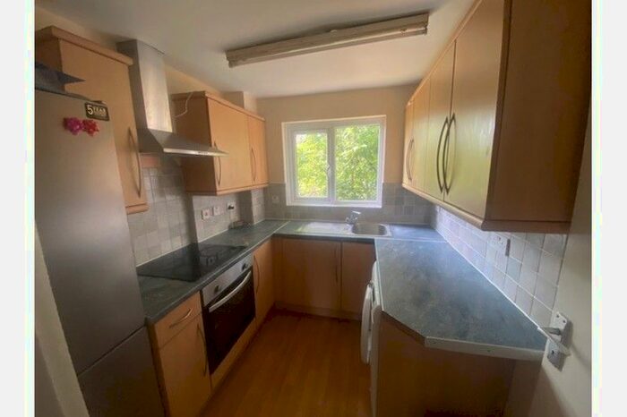 2 Bedroom Flat To Rent In Fiveacre Close, Thornton Heath, CR7