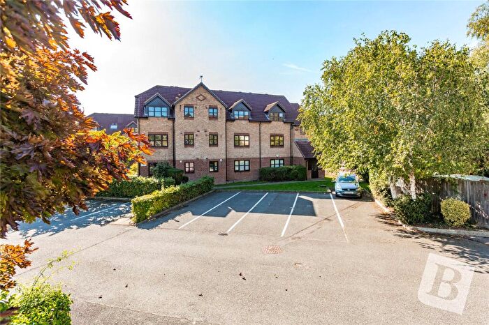 1 Bedroom Apartment For Sale In The Croft, Loughton, Essex, IG10