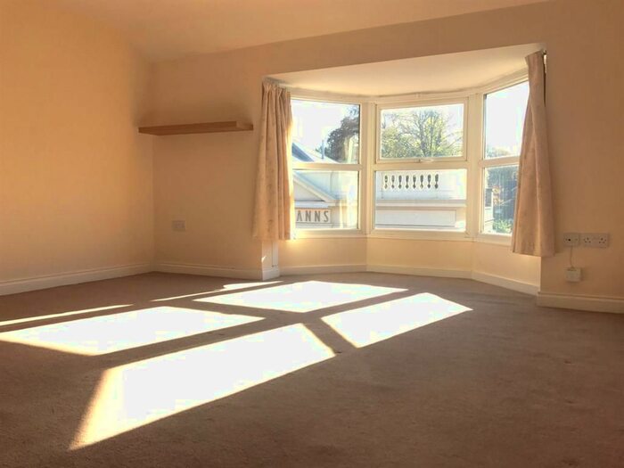 2 Bedroom Flat To Rent In High Street, Tring, HP23