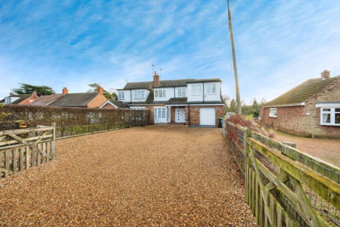 4 Bedroom Semi-Detached House For Sale In Avenue Road, Rushden, Northamptonshire, NN10