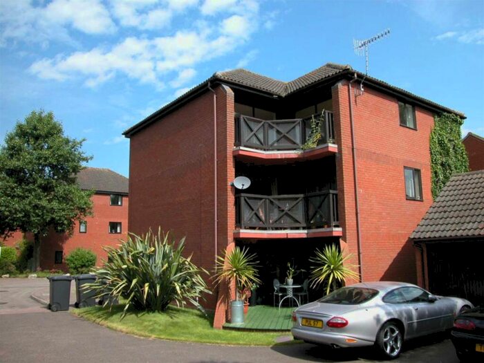 2 Bedroom Flat To Rent In Tweed Close, Berkhamsted, HP4
