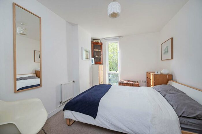 2 Bedroom Flat To Rent In Trafalgar Gardens, Mile End, London, E1