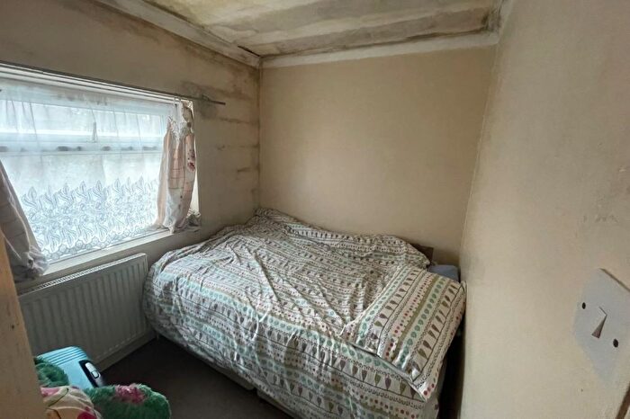 2 Bedroom Detached House For Sale In D Barrington Road, Manor Park, London, E12