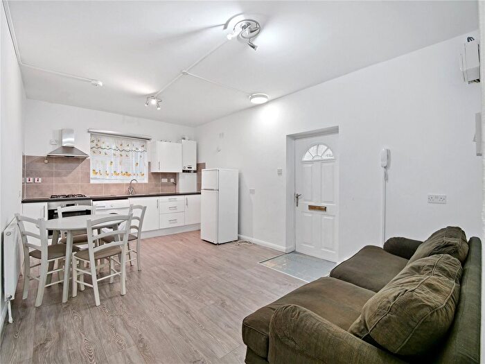 2 Bedroom Flat To Rent In Gleneldon Road, London, SW16