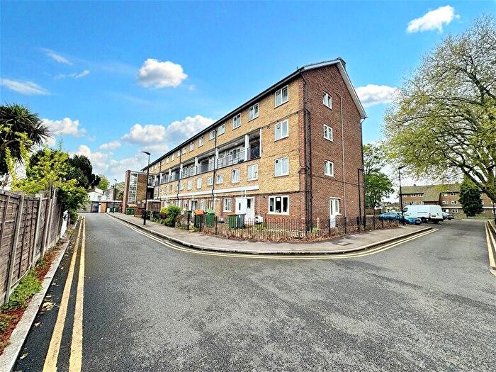 3 Bedroom Flat To Rent In Thorogood Gardens, Stratford, E15