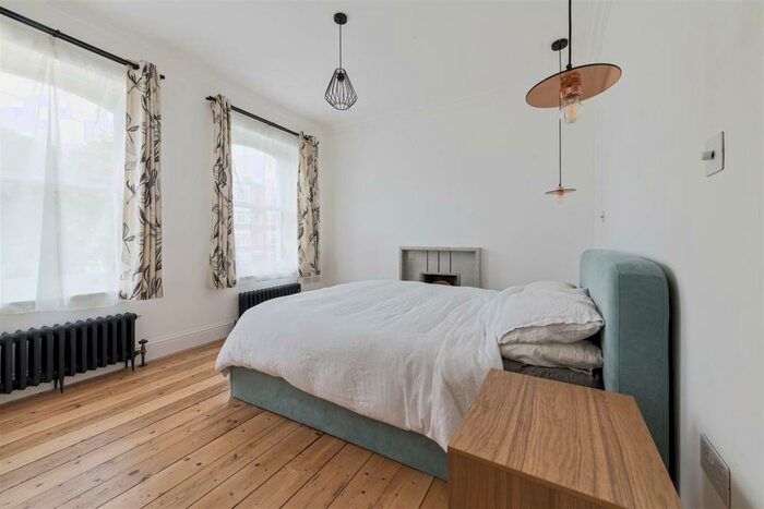 2 Bedroom Apartment To Rent In Fairlop Road, Leytonstone, E11