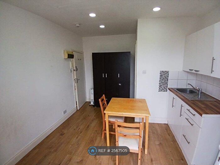 Studio To Rent In High Road, London, N15