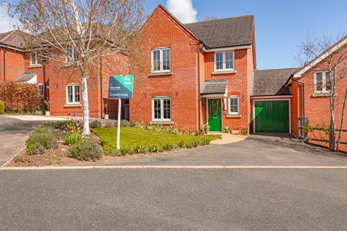 4 Bedroom Link Detached House For Sale In Manders Croft, Southam, CV47