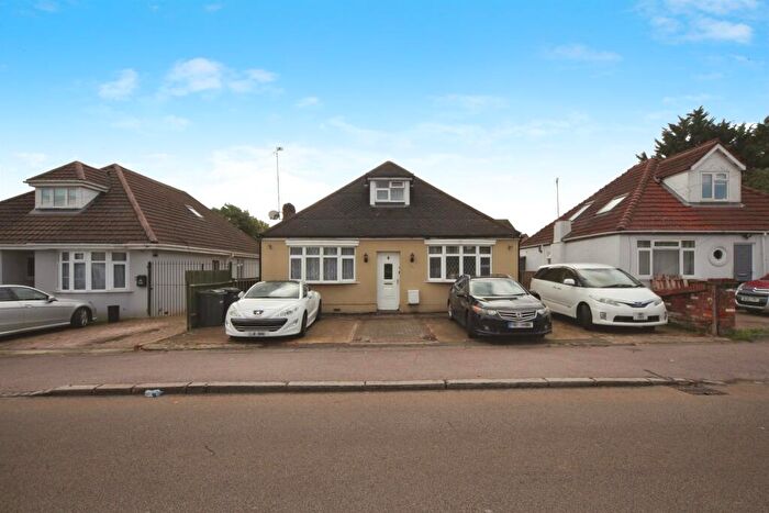 5 Bedroom Detached Bungalow For Sale In Toddington Road, Luton, LU4