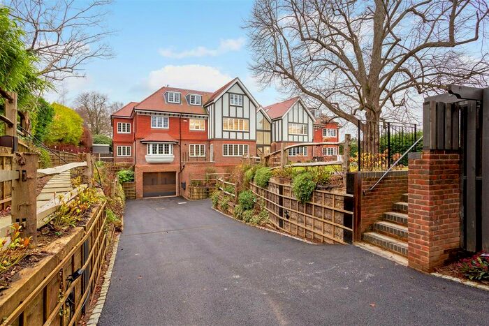 2 Bedroom Flat To Rent In Waterhouse Lane, Kingswood, Tadworth KT20