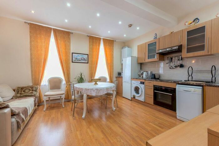 2 Bedroom Flat To Rent In Uxbridge Road, Shepherd's Bush, London, W12