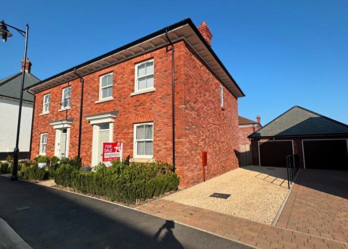 3 Bedroom Semi-Detached House For Sale In Southern Way, Yeovil, BA21