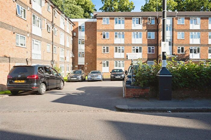 2 Bedroom Flat For Sale In Brook Street, Luton, Bedfordshire, LU3