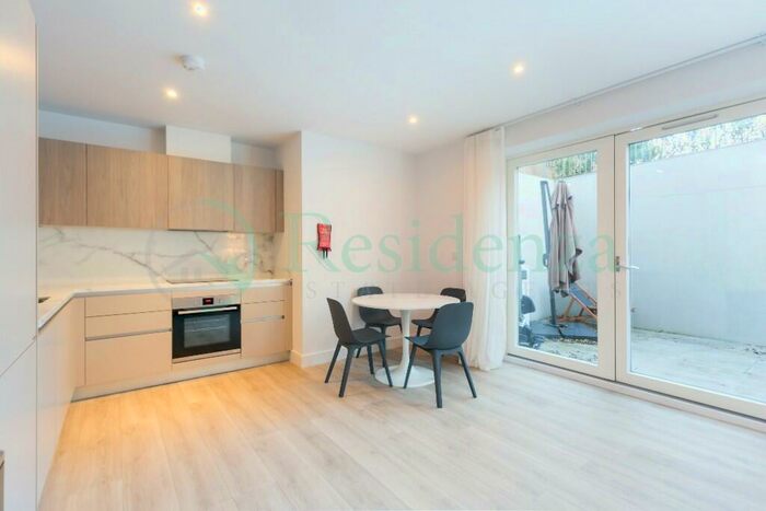 2 Bedroom Apartment To Rent In Dog Kennel Hill, London, SE22
