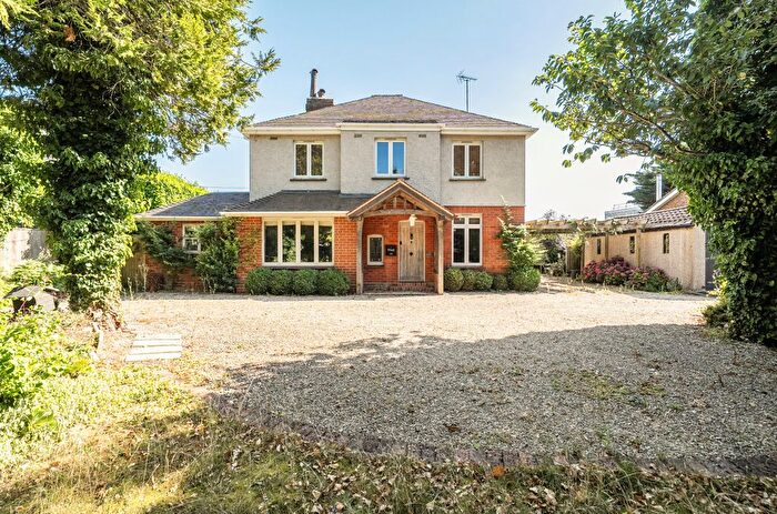 3 Bedroom Detached House For Sale In New Road, Chiseldon, Chiseldon, SN4