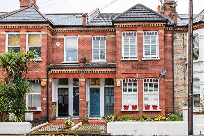 2 Bedroom Flat To Rent In Boundaries Road, Balham, London, SW12