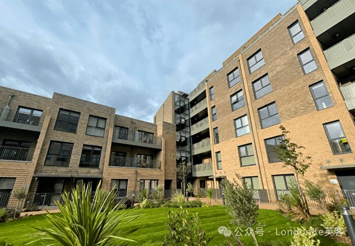 3 Bedroom Flat For Sale In Parkhurst Road, N7