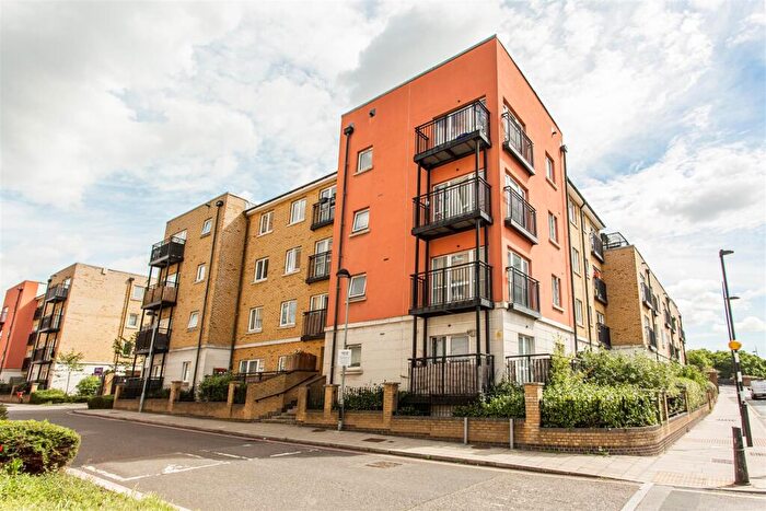 2 Bedroom Flat To Rent In Gray Court, Stepney Green, E1