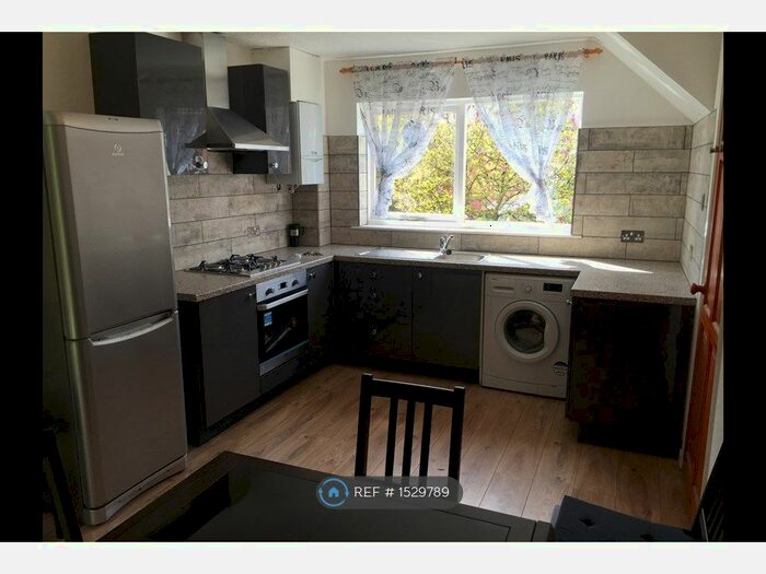 3 Bedroom Semi-Detached House To Rent In Fleetwood Close, London, E16