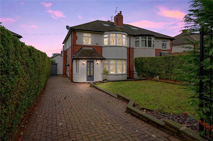 4 Bedroom Semi Detached House For Sale In The View, Lidgett Park, Roundhay, LS8