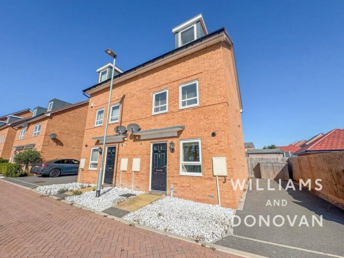 3 Bedroom Semi-Detached House For Sale In Hilton Crescent, Hullbridge, SS5