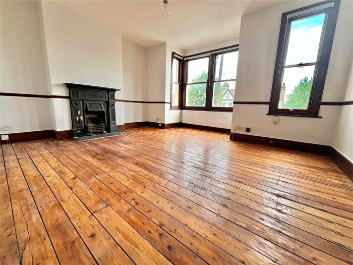 2 Bedroom Apartment To Rent In York Road, London, N11