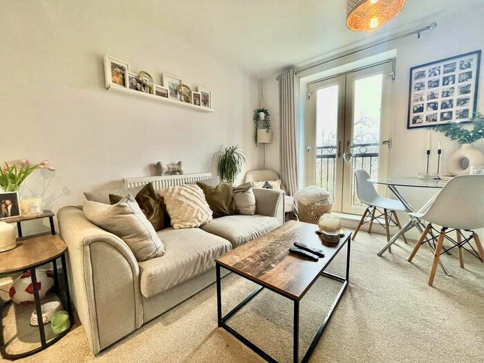 2 Bedroom Apartment To Rent In Holts Crest Way, Leeds, LS12