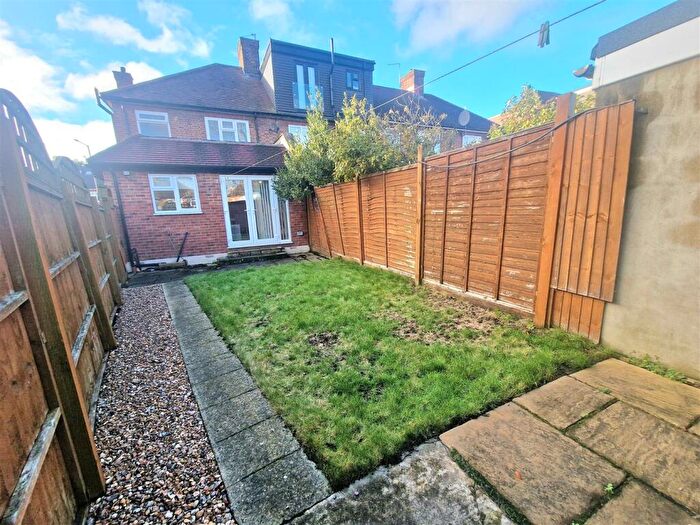 3 Bedroom End Of Terrace House For Sale In Brunswick Park Road, New Southgate, N11