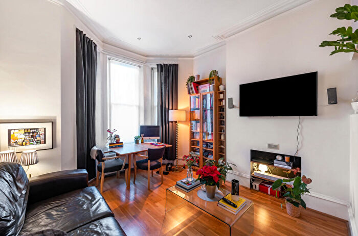 2 Bedroom Apartment To Rent In Mill Lane, West Hampstead, London, NW6