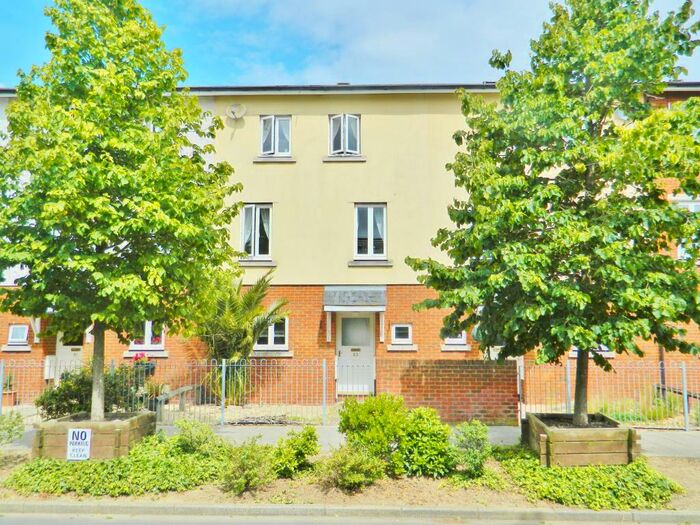4 Bedroom Town House To Rent In Scott-Paine Drive, Hythe, SO45