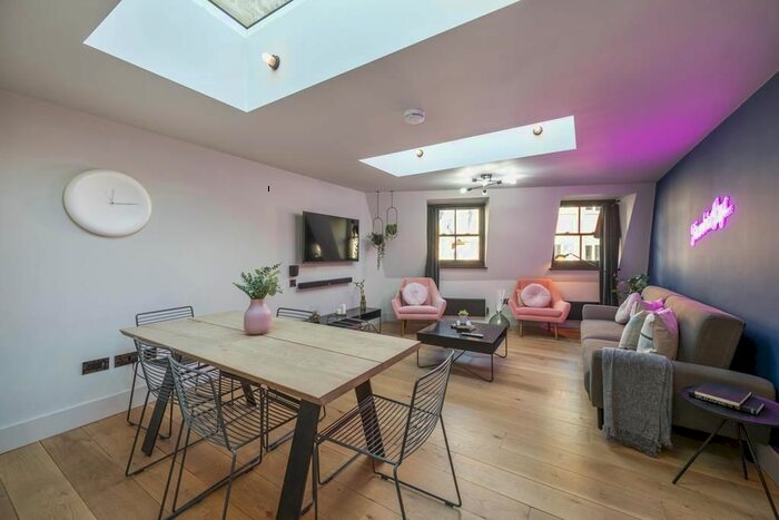 2 Bedroom Flat To Rent In Baker Street, Marylebone, W1H