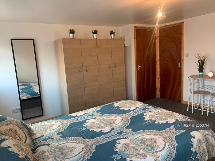 Studio To Rent In Berkshire Gardens, London, N13