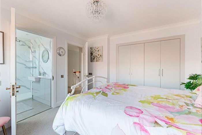 2 Bedroom Cottage For Sale In Bluecoat Pond, Horsham, RH13