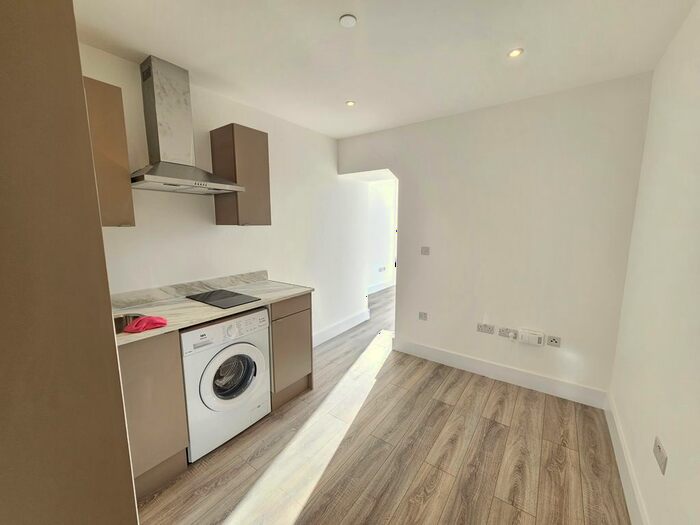 Studio To Rent In Station Road, Kings Langley, WD4