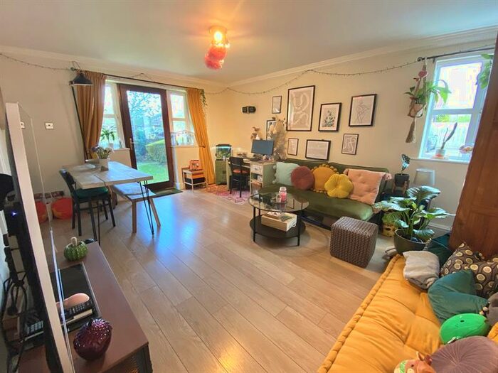 2 Bedroom Flat To Rent In Elliots Way, Caversham, RG4