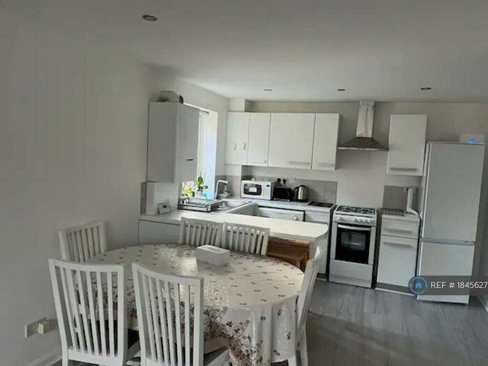 1 Bedroom Flat To Rent In Sopwith Close, Kingston Upon Thames, KT2