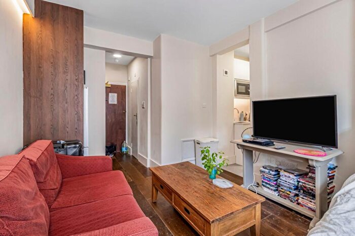 Flat To Rent In Charterhouse Square, Islington, London, EC1M