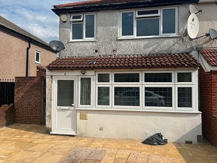 3 Bedroom Semi-Detached House To Rent In Doghurst Avenue, Hayes, UB3