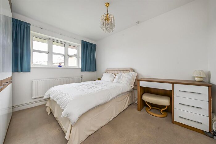 2 Bedroom Flat For Sale In Walpole Road, Teddington, TW11