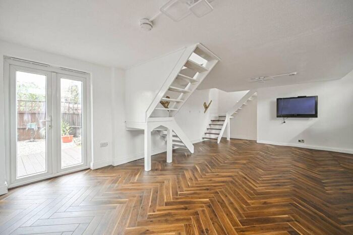 3 Bedroom Flat To Rent In St Johns Road, Walthamstow, London, E17