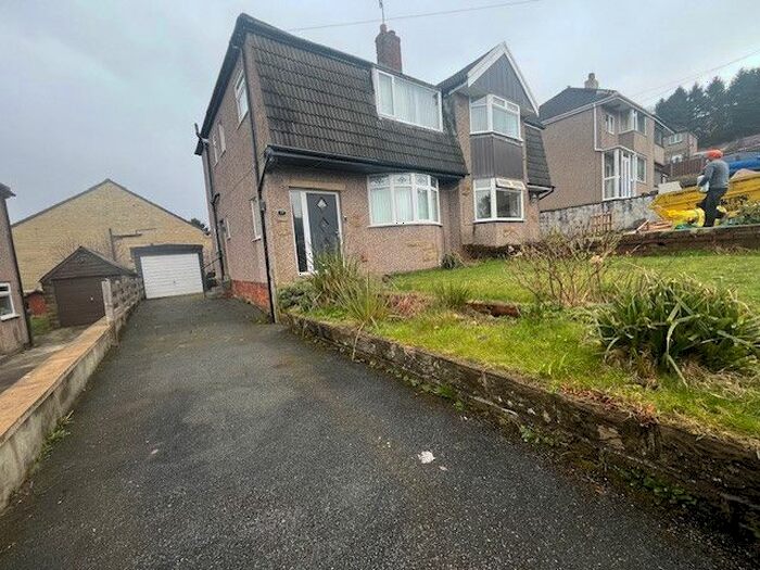 4 Bedroom Semi-Detached House To Rent In Gregory Crescent, Bradford, West Yorkshire, BD7