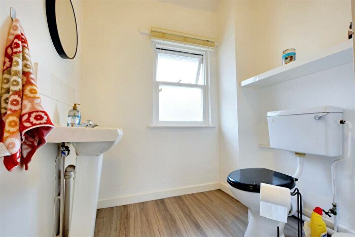 5 Bedroom Semi-Detached House For Sale In Burford Road, Nottingham, NG7